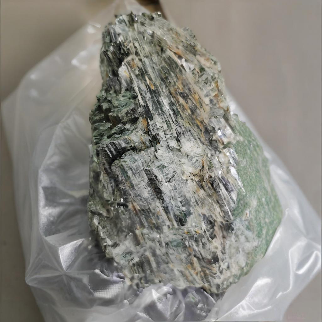 Actinolite: Your Heart Chakra Guardian for Emotional Healing and Energy Protection